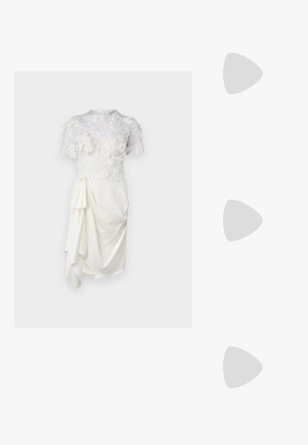 Robe blanche avec un dessus en dentelle florale, manches courtes, corsage ajusté et un détail drapé sur le côté. Texture lisse et tissu doux.; Sandale à enfiler avec une bride beige ornée d'un motif géométrique, un accent arrondi jaune sur la partie supérieure, et une semelle plate et claire.; Sac à main en cuir blanc avec un fini texturé, doté d'une bandoulière en chaîne dorée et d'accents noirs. Comprend une poche avant et une fermeture éclair.; Boucles d'oreilles en or lumineux avec un cristal rectangulaire transparent pendent sous une rangée de petits accents ronds transparents. Design élégant et moderne.