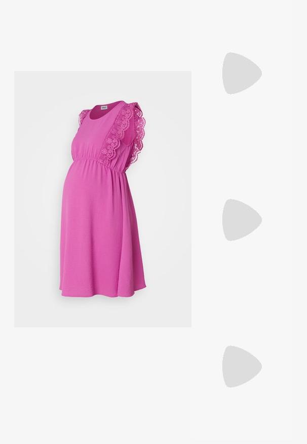 Rózsaszín kismama ruha csipkés díszítéssel az ujjakon, puha anyagból készült, a mell alatt szűkített és bő szoknyával rendelkezik. Kismama ruházatnak megfelelő.; Fekete bokacsizma fényes anyagból, négyzetes orral és szűkített sarkú, egy csillogó ezüst kárpitozott háttér előtt.; Fekete, oversize napszemüveg ovális lencsékkel, sima műanyag kerettel és arany részletekkel a fülpánton. Sötét lencséi védelmet nyújtanak a napfény ellen.; Barna bőr bevásárlótáska dupla fogantyúval, kontrasztvarrás jellemzi, tágas kialakítással, mindennapi használatra alkalmas.