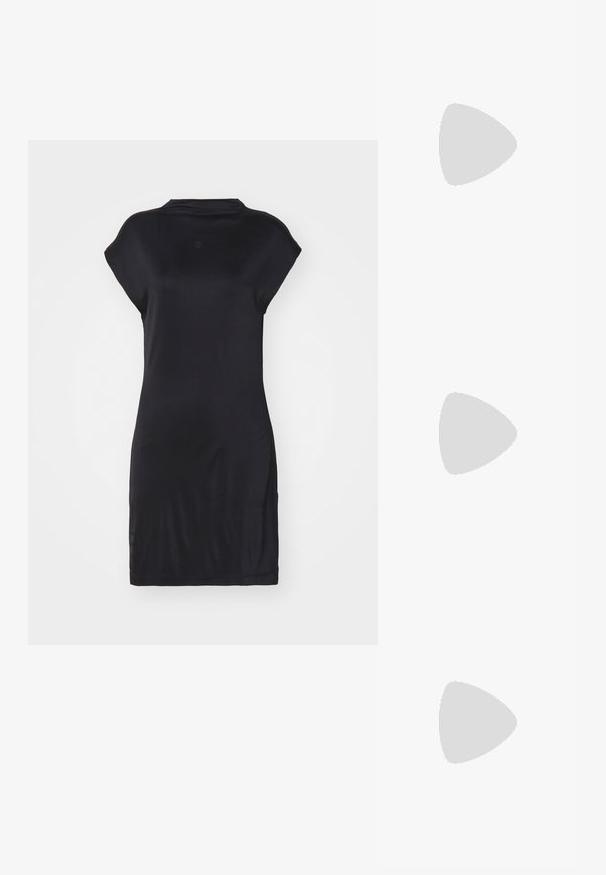 Filippa K CAP SLEEVE DRESS - Žerzejové šaty - black; Černá kožená sandál s čtveratou špičkou, tenkými popruhy, nastavitelným kotníkovým popruhem a nízkým podpatkem. Obsahuje malý zlatý akcent na popruhu.; Černá kožená taška s texturovaným povrchem, která má dva vertikální pruhy, dvojité ramenní popruhy a minimalistický design.; Brož ve zlatém tónu s uzlovým vzorem, hladkými zakřivenými liniemi a složitým tvarem, odrážející lesklý povrch.