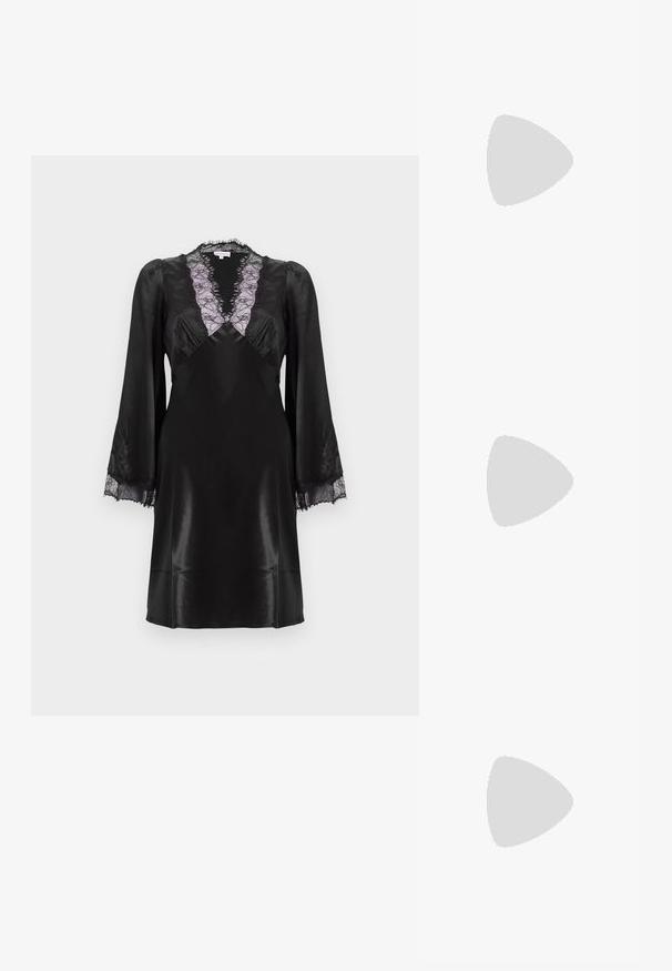 Vestido de seda negra com um profundo decote em V, com acabamento em renda lavanda, mangas longas com detalhes em renda nos punhos e um acabamento liso e elegante.; Sapato de salto alto em pele preta com bico fino, salto baixo e textura suave. Apresenta uma ligeira abertura na parte da frente e mínima ferragem na parte de trás.; Bolsa de mão branca em couro com acabamento texturizado, featuring a corrente dourada e detalhes pretos. Inclui um bolso frontal e fecho com zipper.; Brincos em metal dourado com forma de arco alongado e curvado. Apresentam uma superfície lisa e brilhante, com uma ponta arredondada para um detalhe adicional.