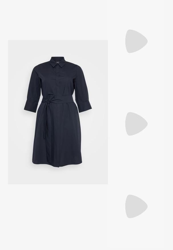 Persona by Marina Rinaldi FINANZA - Srajčna obleka - midnight blue; Črne natikače s trakovi in kvadratnim prstom ter nizkim blokastim peto. Imajo več tankih trakov in nastavljiv trak okoli gležnja. Narejene so iz gladkega usnja.; Črna usnjena torba čez ramo z gladko teksturo, pravokotno obliko in kovinskim verižnim detajlom spredaj. Vključena je nastavljiva naramnica.; Zlato obarvani uhani z ovalnimi prozornimi kristali, ki jih obdajajo manjši prozorni kamenčki, s sistemom za oblačenje za varno nošenje.