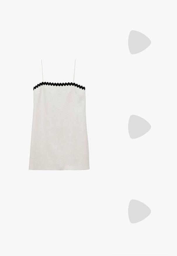 Bílé lněné tílko s černým zvlněným lemem kolem výstřihu a tenkými nastavitelnými ramínky. Jednoduchý design bez dalších ozdob. ; Béžové sandály na vysokém podpatku se čtveratou špičkou a tenkými řemínky kolem kotníků. Hladký materiál s minimálním designem, s štíhlým podpatkem.; Černé sluneční brýle s obdélníkovými skly, s lesklým povrchem a zlatými logovými akcenty na nožkách. Temně šedá skla poskytují UV ochranu.; Beige kožená kabelka s jedinečným tvarem, vybavená dvěma krátkými uchy a dlouhým nastavitelným popruhem. Hladká textura s minimem kovových doplňků.