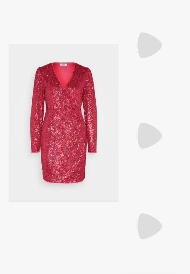 Robe rouge à sequins avec un décolleté en V profond, des manches longues et une taille cintrée. Tissu lisse au dos, les sequins scintillants créent une surface texturée.; Escarpins en cuir verni noir avec bout pointu et talon bloc géométrique. Présente un design élégant et minimaliste ainsi qu'une texture lisse.; Sac à main en cuir noir avec une forme courbée, bandoulière amovible et des accessoires en or. Le sac est doté d'un rabat avec un détail de boucle.; Boucles d'oreilles en or avec une finition lisse et polie. Doté d'une forme en demi-cercle et d'une fermeture à tige sécurisée.