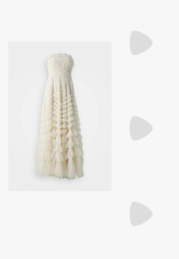 Axelösa vita klänningen med en texturerad bodice och lager av volanger, som har genomskinlig tyll och ett subtilt prickmönster över hela.; Svart lackskin slingback-häl med spetsig tå, med texturerad ormskinnsprint, justerbar rem och en kort, texturerad blockklack.; Svart läderaxelväska med två framfickor, guldspännen, dragkedjestängning och en smal rem. Texturerad yta och kompakt rektangulär form.; Guldtonade örhängen med en rektangulär, klar kristall som hänger under en rad av små, runda klara accenter. Snygg, modern design.