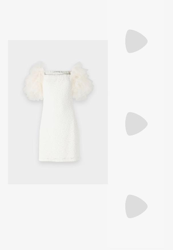 Vestido branco com um padrão de renda texturizada, corte reto e mangas de tule translúcido e bufante em creme claro. Design minimalista com decote quadrado.; NEOUS IRENA - Saltos clássicos - black; Mala de mão em couro preto com forma redonda, textura suave e alça com nó, apresentando detalhes em metal dourado. Fecho em zíper.; Par de brincos irregulares em forma oval, feitos de metal dourado, com uma superfície texturizada e ligeiramente martelada, sobre um fundo branco.