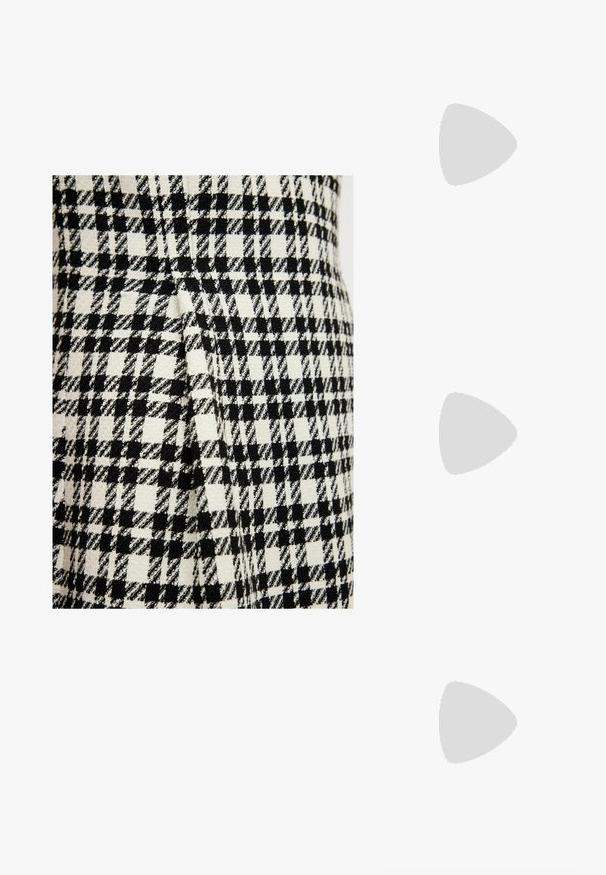 Černobílá tkanina s vzorem houndstooth, která má výraznou texturu a tkaný povrch, s přehybem podél švu.; Černý top s odhalenými rameny a dlouhými rukávy, vyrobený z jemné látky. Má zkrácený design s širším výstřihem a přiléhavými rukávy.; Průhledná sandálová obuv s průhledným svrškem, béžovou stélkou a štíhlým páskem kolem kotníku. Má špičatou špičku a tenký vysoký podpatek.; Bershka WITH CHAIN - Kabelka - black