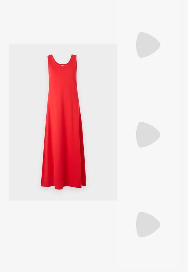Punainen hihaton maksimekko, jossa on pyöreä pääntie, valmistettu pehmeästä kankaasta, joka tuo esiin valuva muoto ja suora helma.; Mustat kiiltäväpatenttinaiset slingback-kengät, joissa on teräväkärkinen muoto, hopeinen yksityiskohta ja matala lohkarekorko. Kengissä on sileä, kiiltävä pinta kauttaaltaan.; Musta nahkainen olkalaukku, jossa on sileä pinta, suorakulmainen muoto ja metalliketju yksityiskohtana edessä. Mukana säädettävä hihna.; Hopeakoru drop -korvakorut, joissa on neliömuotoinen nappi, sileällä, kiillotetulla pinnalla ja pisaran muotoisella designilla, heijastavat valoa kiiltävän pinnan kautta.
