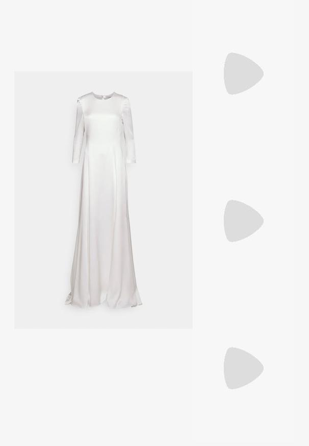 Vestido longo de cetim branco, com mangas longas, decote redondo e forma A fluida. Textura suave com um ligeiro brilho e sem quaisquer adornos visíveis.; Botim de tornozelo em pele sintética preta com bico apontado e salto bloco de altura média. Textura suave e design minimalista.; Bolsa preta com forma estruturada, textura suave e um fecho metálico. Combinada com calças largas pretas e sandálias de salto aberto sobre um chão de madeira.; Conjunto de cinco brincos de ouro, com designs variados: superfícies torcidas, estriadas e lisas em formas de argola e crescente.