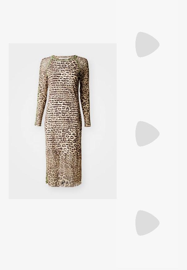 Langermet kjole i gjennomsiktig stoff med leopardmønster og grønne detaljer ved halsen og ermene. Tettsittende silhuett.; Svart høyhælte sandal med frynse detaljer, ankelrem med gullfarge hardware, flat firkantet tå, og to krysse remmer over foten.; Svart skinn crossover-veske med halvmåneform, teksturert overflate, gullglidelås og flat stropp. Kompakt design som passer til det viktigste.; Gulltonede hoop-øreringen med en halvmåneform, polert overflate og hengsel-lukking. Glatt tekstur og reflekterende finish øker synligheten.