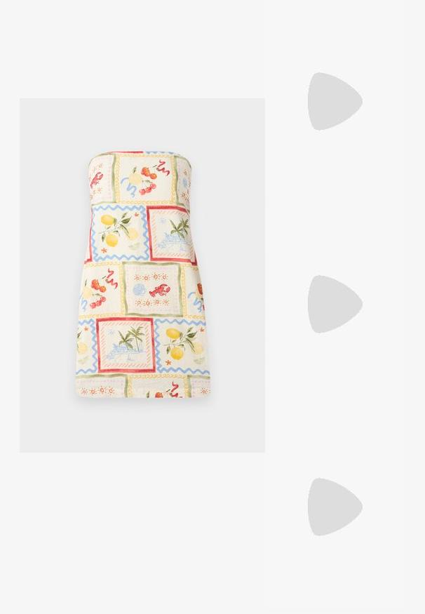 Rihmatuv galvanistehtud kleit, mis on valmistatud kergetest kangast, ja millel on värvikas puuvilja- ja rannamaastike patchwork, laineliste ääristega ja pastelltoonides.; Mustmustast musta nahast slingback king, millel on terav varvas ja kitsas, kumer konts. Omab diskreetset reguleeritavat rihma metallist pandlaga.; Hõbedane metallikoti kott pehme, ümar kuju ja sõlme ülemise sulgemisega. Valmistatud siledast kunstnahast materjalist.; Hõbedased rõngaskõrvarõngad keerutatud disainiga, millel on poleeritud viimistlus ja posti-tagune sulgemine. Diameeter umbes 3 cm.