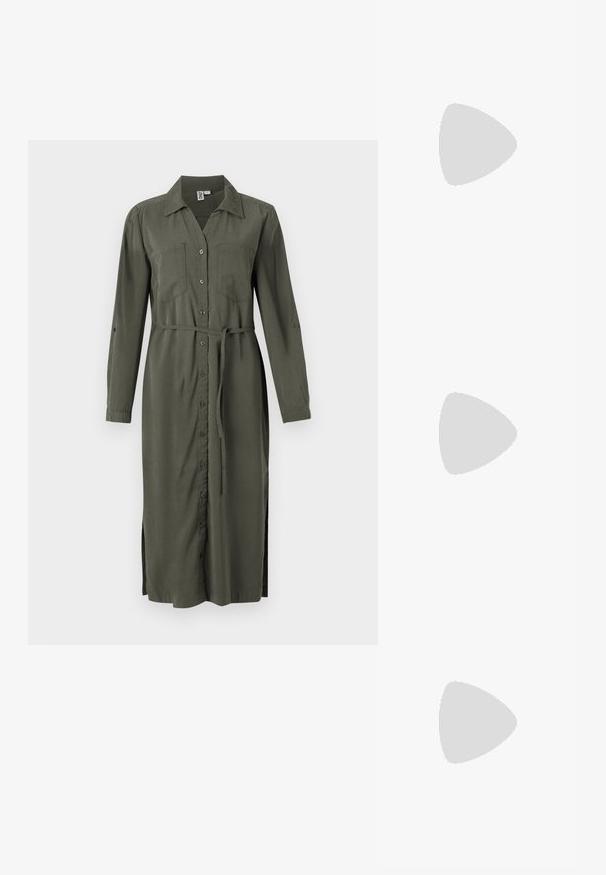 Vestido camisa de manga longa verde-oliva com colarinho, botões à frente, dois bolsos no peito e cinto amarrado na cintura. Fendas laterais para facilitar os movimentos.; Sapatos de salto alto metálicos dourados, com biqueira em ponta e salto grosso. Textura suave, design minimalista e uma tira estreita.; Bolsa de couro preta com forma curva, alça destacável e detalhes em dourado. A bolsa possui uma aba com detalhe de fivela.; Brinco em metal dourado com um design elegante e curvo. Apresenta uma forma pontiaguda distinta, superfície polida e fecho por dobradiça.