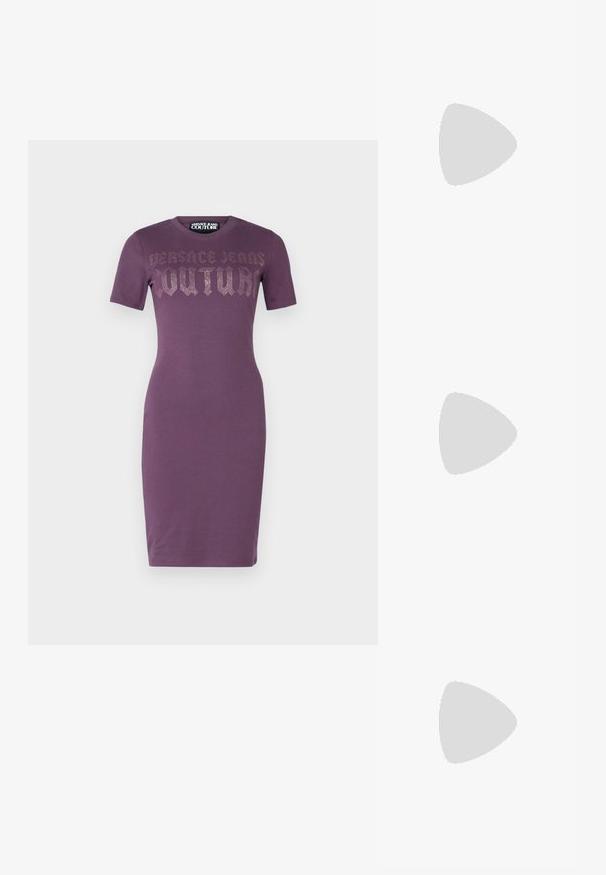 Fioletowa, dopasowana sukienka z krótkim rękawem z napisem "Versace Jeans Couture" z kamieniami dekoracyjnymi na wysokości klatki piersiowej, długości do kolan z okrągłym dekoltem.; Czarne sandały na obcasie z prostokątnym noskiem i niskim słupkowym obcasem. Posiadają wiele cienkich pasków i regulowany pasek na kostkę. Wykonane z gładkiej skóry.; Czarna skórzana torebka typu crossbody z gładką teksturą, prostokątnym kształtem oraz metalowym detalem w postaci łańcuszka z przodu. W zestawie regulowany pasek.; Srebrne kolczyki w kształcie kropli z kwadratowym sztyftem, cechujące się gładkim, polerowanym wykończeniem oraz kształtem łzy, odbijające światło dzięki błyszczącej powierzchni.