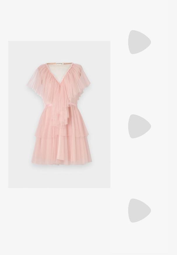 Rosa tylklänning med lager av volanger, V-ringning och ett satinband i midjan. Lätt och genomskinlig textur.; Svart lackläder högklackad mule med spetsig tå och en elegant silhuett, med öppen baksida och en smal stilettklack.; Svart läderhandväska med en kurvad design, prydd med silverfärgade nitar, ett spänne och två sidofickor. Justerbar rem för olika bäralternativ.; Rabanne XL LINK DOUBLE HOOP EARRING - Örhänge - silver-coloured