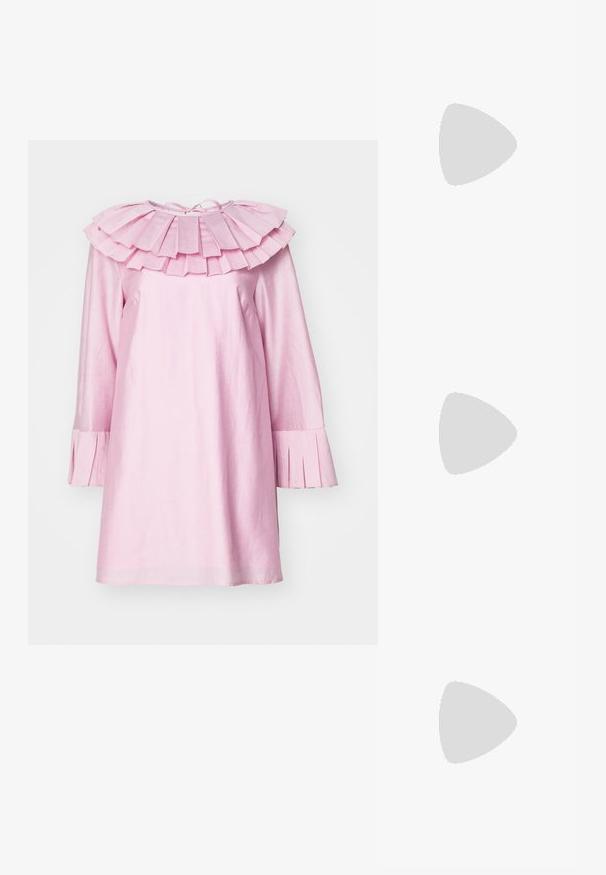 Ροζ φόρεμα φτιαγμένο από ελαφρύ ύφασμα, με ραμμένο γιακά, μακριά μανίκια με πτυχώσεις στους καρπούς και απλή γραμμή A.; Ασημένια ψηλοτάκουνα παπούτσια slingback με μυτερή μύτη, μεταλλική φινέτσα, �δύο διακοσμητικές λωρίδες και λεπτό τακούνι με μαύρη άκρη.; Χρυσό μεταλλικό clutch σε σχήμα καρδιάς με αλυσίδα και λεπτομέρεια από μαργαρίτες. Λείο υλικό, συμπαγής σχεδίαση για μικρές ανάγκες.; Χρυσά σκουλαρίκια με υφή, κυματιστά σχήματα. Περιλαμβάνουν γλυπτικά κλιπ-σε σκουλαρίκια και σχέδιο ανοιχτού σκουλαρικιού με σφυρήλατη επιφάνεια.