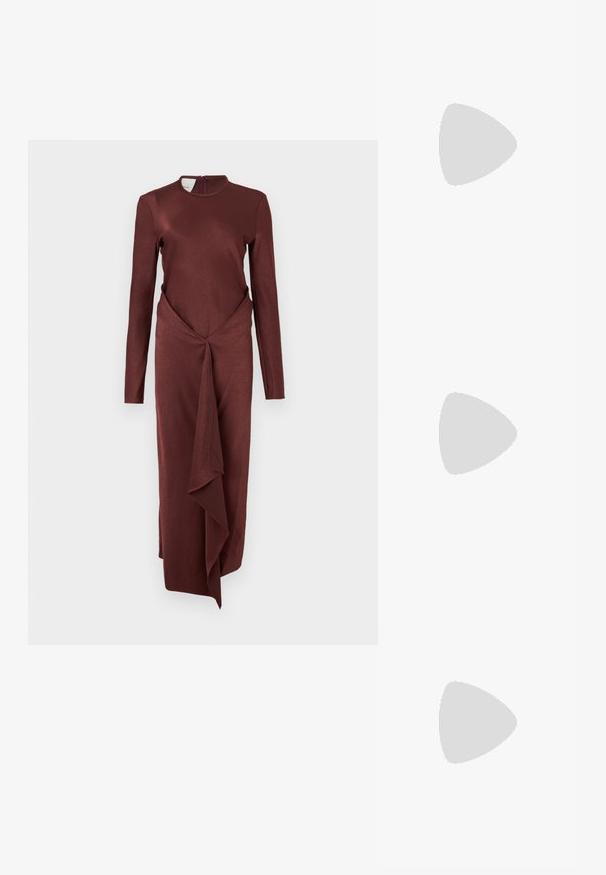 Bordo ilga rankovė su aukštu kaklu, surišta juosmens dizainu ir laisvai krentančia sijonu. Lygus audinio tekstūros visame drabužyje.; Juodas odinis kulkšninis batas su lygiu paviršiumi, smailiu pirštu ir masyviu aukštu kulnu. Savybė - šoninis atidarymas ir minimalistiškas dizainas.; Juodas odinis rankinės krepšys su dviem užtrauktukais, struktūrizuota forma ir viršutinėmis rankenomis. Komplekte - nuimamas diržas su "VOLTAIRE" tekstu.; Du vienodą formą auskarai, pagaminti iš sidabro spalvos metalo su skaidriais, apvalaus pjūvio cirkoniais ir auksinės spalvos metaliniais akcentais sluoksniuotame dizaino sprendime.