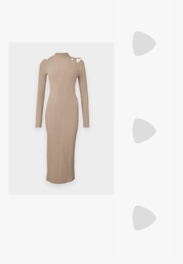 Beige pitkähihaista ribbimidi-mekkoa, jossa on korkea kaulus ja olkapääaukko, kultaisilla varusteilla.; Musta nahkainen ballerina, jossa on pyöristetty kärki, sileä pinta, minimaalinen ommelkoristelu ja joustava pohjamuotoilu.; Mustan nahka-buckettikassi, jossa on teksturoitu pinta, kultaiset metalliosat ja avoin yläosa. Ominaisuuksiin kuuluu lyhyt kahva ja säädettävä olkahihna.; Kultaketjut korvakorut, joissa on kierretystä muotoilusta valmistettu solmu. Jokaisessa korvassa on pyöreä, kirkas tausta varman käyttömukavuuden takaamiseksi.