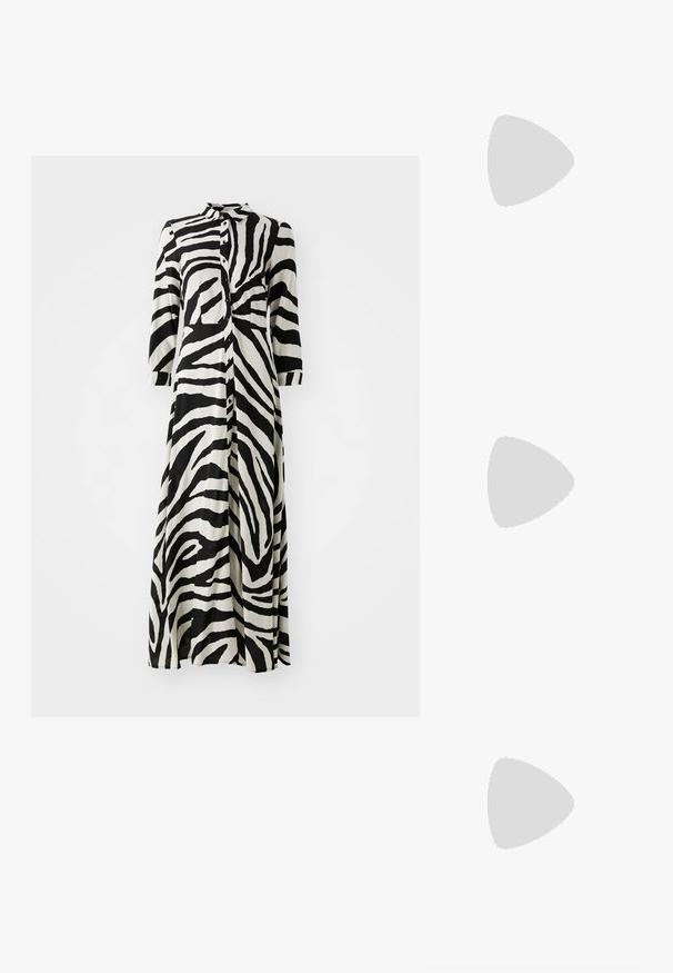 Lang knappet kjole i svart og hvit zebra-mønster, med 3/4 ermer, krage og rett snitt. Laget av lett stoff.; Sorte patentlær slingback-sko med spiss tå, ankelremmer med sølvspenner og detaljer, og en slank hæl.; Vevd stråveske i beige med buet form, kort håndtak og glidelås på siden. Har teksturert overflate og minimalistisk design.; Gullfargede øredobber med teksturerte, bølgete former. Inkluderer skulpturelle klipsstuds og åpen hoop-design med en hamret finish.