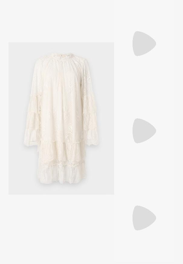 Rochie din dantelă în alb murdar, cu guler înalt, mâneci lungi cu volane și un design stratificat cu modele florale delicate și material texturat.; Pantofi cu toc slingback metalici aurii, cu vârf ascuțit și toc chunky. Textură netedă, design minimalist și o curea subțire.; Geantă din piele neagră, cu o formă curbată, curea detașabilă și accesorii aurii. Geanta are un capac cu un detaliu tip cataramă.; Cercei aurii cu forme texturate și ondulate. Include studs sculpturale cu clip și un design de cerc deschis cu un finisaj cioplit.