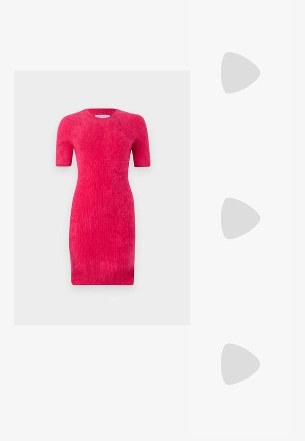 Enganliegendes kurzärmliges Kleid in leuchtendem Pink, aus einem gerippten Strickstoff mit weicher Textur. Es hat einen runden Ausschnitt.; Schwarze, hochhackige Sandalen mit dünnen Riemen und einem geknoteten Design, einer glatten, rechteckigen Zehenpartie und einem eleganten Stiletto-Absatz.; Hellegraue metallische Handtasche mit einer Kettenriemen, verziert mit kleinen kreisförmigen metallic Nieten und einem dreieckigen Markenlogo.; Silberne Creolen mit einer glatten, glänzenden Oberfläche. Abgerundete Form, leichtes Design, mit einer Steckverschluss. 