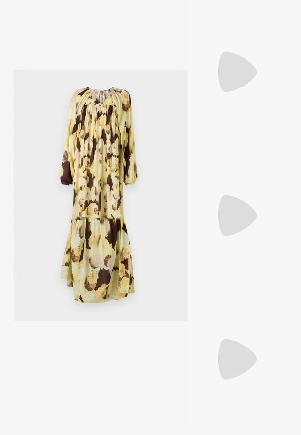 Vestido longo estampado de flores em amarelo e castanho. Feito de tecido leve com um corte descontraído, apresentando mangas longas e um design em camadas.; Salto slingback em patente preta com bico apontado, apresentando um padrão de pele de cobra texturizado, tira ajustável e um salto bloco curto e texturizado.; Bolsa de couro preta com um design curvado, apresentando tachas prateadas, uma fivela e dois bolsos laterais. Alça ajustável para opções de transporte.; Brincos em metal dourado com forma de arco alongado e curvado. Apresentam uma superfície lisa e brilhante, com uma ponta arredondada para um detalhe adicional.