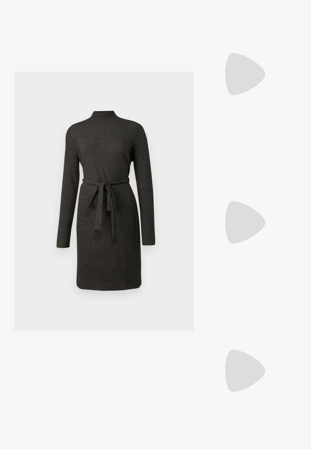 Rochie lungă de culoare gri cărbune, cu mâneci lungi, guler înalt și curea legată în talie. Textură netedă, design până la genunchi și stil minimalist.; Cizme negre până la gleznă, realizate dintr-un material lucios, cu vârf pătrat și toc conic, plasate pe un fundal strălucitor de argint, cu un model tuftat.; Ochelari de soare supradimensionați, negri, cu o formă geometrică, având lentile întunecate și un detaliu gri contrastant pe ramă. Logo pe braț.; Cercei creole din argint cu suprafață netedă și lucioasă, având o formă curbată și închidere cu tija. Design minimalist cu un finisaj modern.