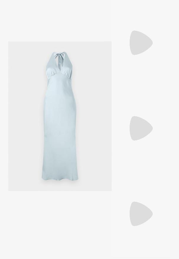 Vaaleansininen olkaimeton mekko, jossa on tiukka yläosa, laskostettuja yksityiskohtia ja pitkä, virtaava siluetti sileässä kankaassa. Ei näkyviä kuvioita tai koristeita.; Korkokenkät, joissa on terävä kärki ja hopea, kultainen sekä nude-väriyhdistelmä. Kiiltävä pinta ja leikkausdesign, varustettuna stikettikorkealla.; Hopeapintainen metallinen pussilaukku, jolla on pehmeä, pyöreä muoto ja solmittava yläosa. Valmistettu sileästä tekonahkamateriaalista.; Hope hopea, joissa on kierren muotoilu, kiiltävä pinta ja takana kiinnitettävä suljin. Halkaisija noin 3 cm.