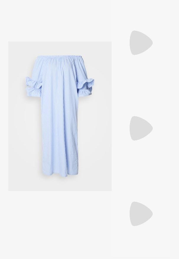 Off-shoulder kjole i lyseblått og hvite vertikale striper med puffer korte ermer og løs passform med midtlengde design.; Sorte lærballerina med spiss tå, minimalistisk design, glatt tekstur, lav hæl uten synlig metall eller dekorasjoner.; Svart lær crossbody-veske med glatt tekstur, rektangulær form og metallkjede detaljer på framsiden. Justerbar stroppe inkludert.; Sølv dråpeøreringer med firkantet studs, med en glatt, polert overflate og en tåreformet design som reflekterer lys med en blank overflate.