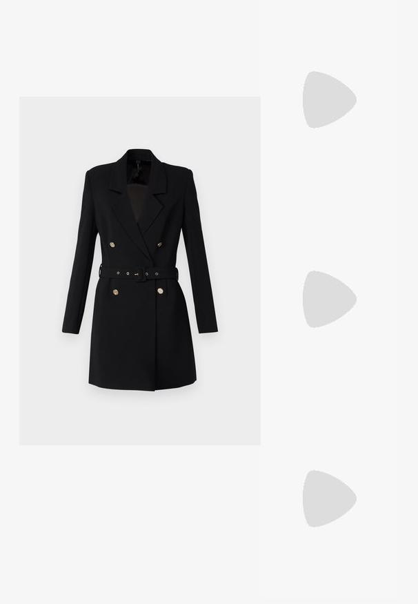 Guess LEONIE - Laisvo kirpimo suknelė - jet black; Juodas smailus slingback batelis su žemu kulnu, pagamintas iš lygaus odos paviršiaus ir su išpjovomis šone, užtikrinančiomis oro pralaidumą.; Juoda rankinė su dviem trumpais rankenėlėmis ir nuimamu petį. Lygaus odos tipo medžiaga su užtrauktuku ir logotipo detale.; Sidabriniai apvalūs auskarai su lygiu, išlenktu dizainu. Yra blizgus metalinis paviršius ir smeigtukų uždarymas. Nėra matomų raštų ar akcentų.