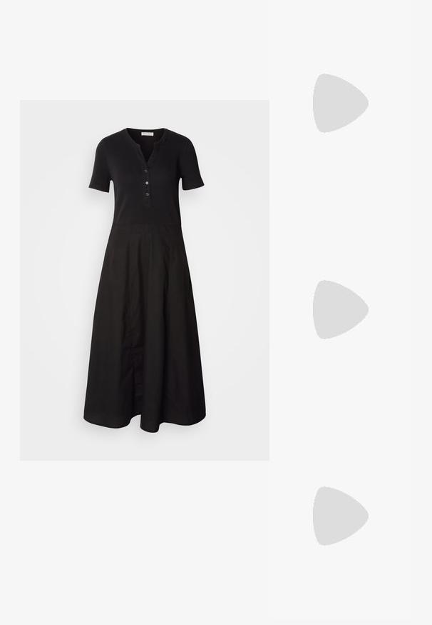 Rochie neagră cu mâneci scurte, corset cu dungi, și decolteu cu nasturi. Design cu fustă evazată, textură fină, până la genunchi.; Balerini din piele neagră, cu vârf ascuțit, curea cu cataramă argintie, asortați cu pantaloni negri tailoring cu tiv despicat.; Geantă hobo din piele neagră, cu un singur mânere moale și rotunjit; are o textură fină și un design minimalist. Fără accesorii sau detalii vizibile.; Cercel din argint cu un finisaj polișat, având detalii mici din aur și o formă rotundă, purtat pe lobul urechii.