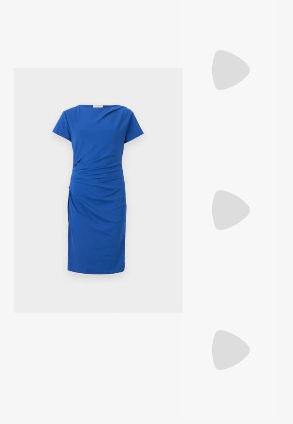 Mėlyna suknelė su trumpomis rankovėmis, elegantiškai krentanti juosmens dalyje ir iki kelių ilgio. Pagaminta iš elastingos medžiagos, pasižymi lygiu tekstūra ir minimalistiniu dizainu.; Auksinės suknelės aukštakulniai sandalai su smailiu pirštu, metaliniu blizgesiu, plona kulkšnies juosta ir tekstūruota kulniuku. Elegantiškas dizainas su minimaliomis detalėmis.; Akiniai nuo saulės su aštuonkampiu baltu rėmu, juodais kraštais ir pilkais lęšiais. Aukso logo detalė šone suteikia išskirtinį akcentą.; Juodas rankinės pagamintas iš struktūrizuotos odos, su deimanto raštu, auksinės spalvos grandinėle, viršutine rankena ir logotipu išsiskiriančiu užtrauktuku.