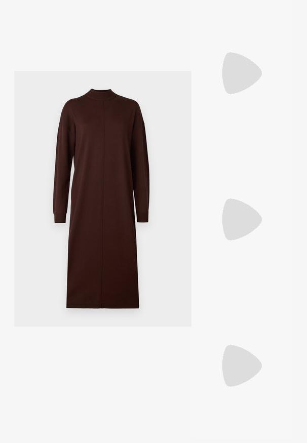 Hnedé šaty s dlhým rukávom, ktoré majú vysoký golier, rovný strih a bezšvový dizajn s bočnými rozparokmi pre väčšiu pohyblivosť.; Čierne členkové topánky z hladkej kože, so bočným zipsom, robustnou textúrovanou pätnou časťou a zaobleným dizajnom špičky.; Čierna kožená taška na rameno s hladkým povrchom, obdĺžnikovým tvarom a dvoma dlhými uchami. Bez viditeľného kovania alebo ozdôb.; Zlaté kruhové náušnice, štyri kusy, hladký povrch, zaoblený dizajn, rôzne veľkosti, s pántovým uzáverom pre jednoduché nosenie.