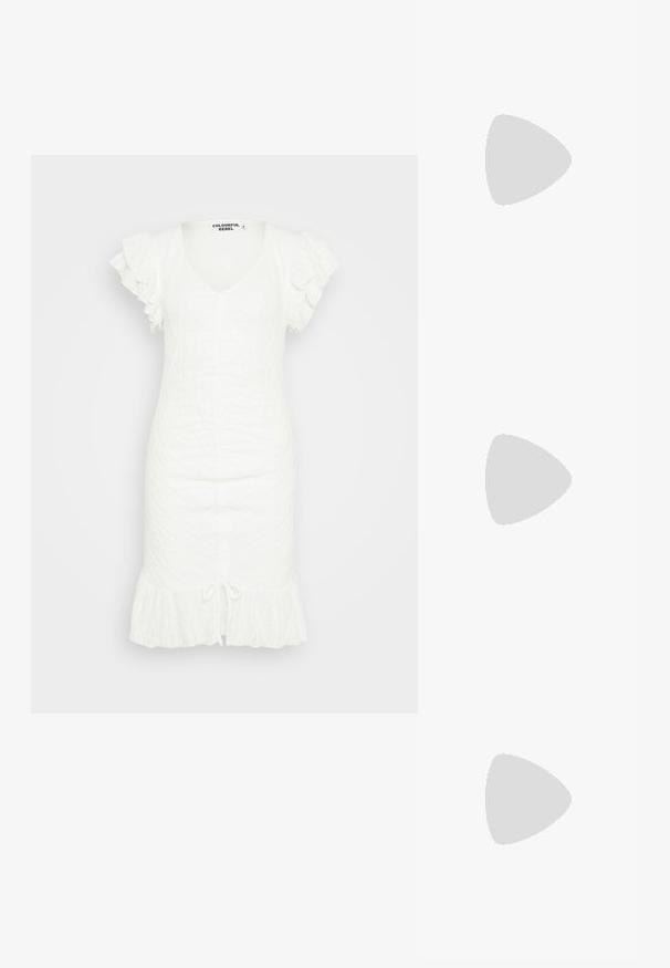 Colourful Rebel ZORAH BRODERIE MINI DRESS - Freizeitkleid - off white; Weiße High-Heel-Sandale mit einem klobigen Absatz, die über ein Riemchendesign und ein Knöchelband verfügt. Glatte Textur mit einer Plattform vorne für zusätzliche Höhe.; Weiße Schultertasche mit texturierter Oberfläche, zentralem Schnallenakzent und geschwungener Form. Reißverschluss an beiden Seiten.; Goldfarbene Creolen mit einer glatten, polierten Oberfläche. Sie haben eine halbkreisförmige Form und einen sicheren Stiftverschluss.