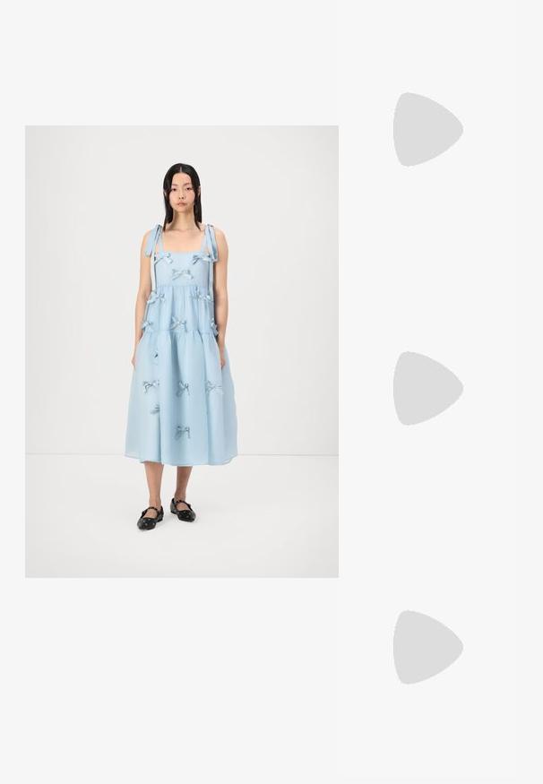 Vestido midi azul claro com decote quadrado, alças finas nos ombros e design em camadas. Apresenta vários laços de tecido anexados à frente.; Sandy em verniz preto com salto slingback, ponta afilada e salto geométrico. Apresenta um design elegante e minimalista com textura suave.; Bolsa de couro preta com forma curva, alça destacável e detalhes em dourado. A bolsa possui uma aba com detalhe de fivela.; Brinco em metal dourado com um design elegante e curvo. Apresenta uma forma pontiaguda distinta, superfície polida e fecho por dobradiça.