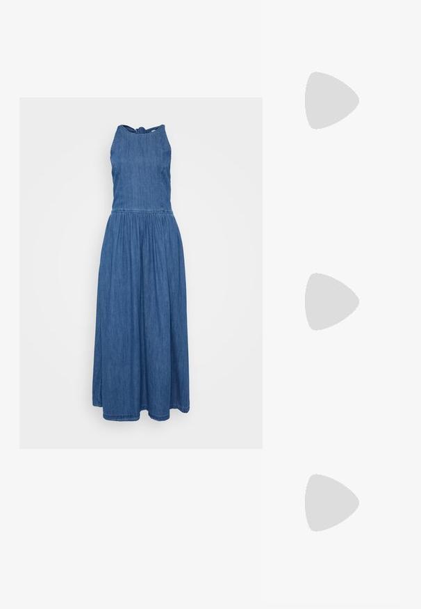 Jeans maxi-kjole med tettsittende liv og flagrende skjørt. Halterneck-design, mørkeblå farge, og elastisk liv som gir komfort.; Hvite skinn slingback sandaler med flere brede stropper og sølvspenner; flat såle med en liten svart hæl og metalliske aksenter.; Svart rektangulære solbriller med mørke linser, blanke plastrammer og gullaksenter på sidene. Minimalistisk design og strømlinjeformet form.; Svart skinn skulderveske med buet design, fremtredende spennelukking og hvite sømdetaljer. Justerbar stropp inkludert.
