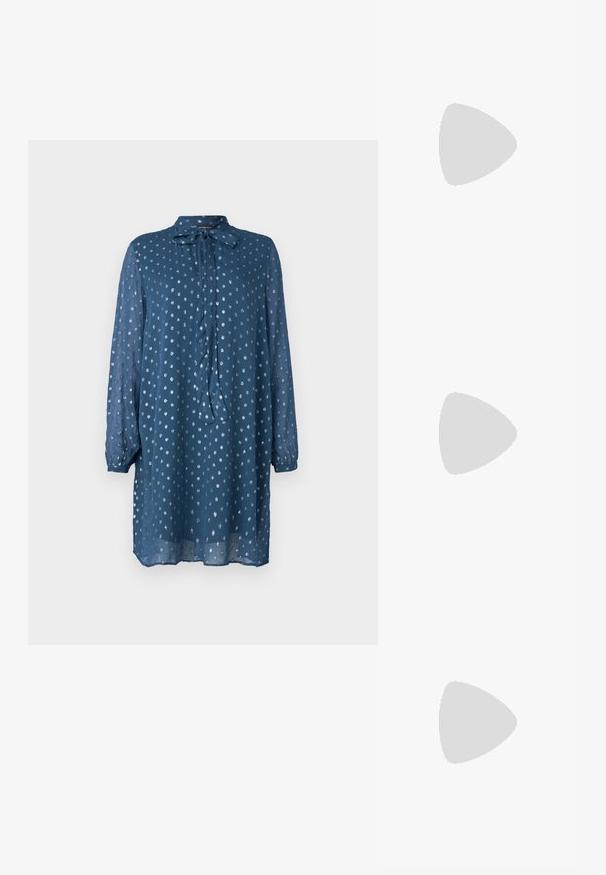 Zila, garām piedurknēm kleita no viegla auduma ar auklu ap kaklu. Tam ir punktu raksts un nedaudz brīvs piegriezums, kas sasniedz vidusciem. ; Melna ādas baleta kurpe, ar norādītu purngalu, minimālisma dizains, gluda tekstūra, zema papēža augstums, bez redzamiem aksesuāriem vai rotājumiem.; Melnas ādas somiņa ar gludu tekstūru, strukturētu formu, divām rokturām un izteiktu sudraba sprādzi priekšpusē.; Sudraba divu joslu gredzens ar gludu, pulētu virsmu. Iezīmējas ar plūstošu, izliekta dizaina struktūru ar pārklājošām sekcijām modernam izskatam.