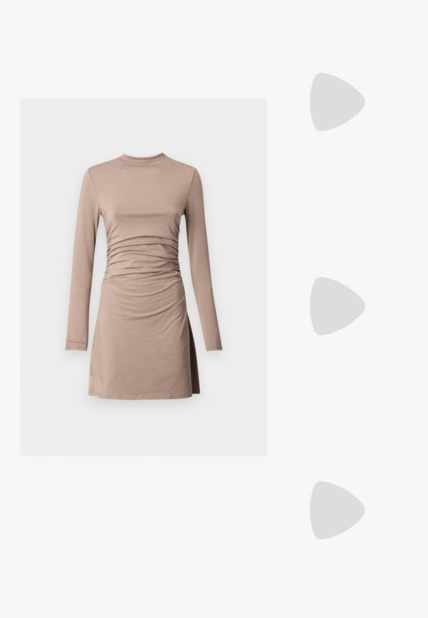 Rochie cu mâneci lungi, de lungime până la genunchi, de culoare bej deschis, având un design plisat la talie, dintr-un material elastic moale și cu decolteu rotund.; Sandale negre cu toc, cu mai multe curele încrucișate. Material neted, vârf ascuțit și toc subțire. Curea ajustabilă la gleznă cu cataramă.; Pouch bag metalizat argintiu, cu o formă moale și rotunjită și un închidere de tip nod la partea de sus. Fabricat dintr-un material sintetic din piele netedă.; Top verde din bumbac, cu detalii din dantelă la umeri și la guler, având un design ajustat și un material moale. Asortat cu pantaloni de culoare deschisă.