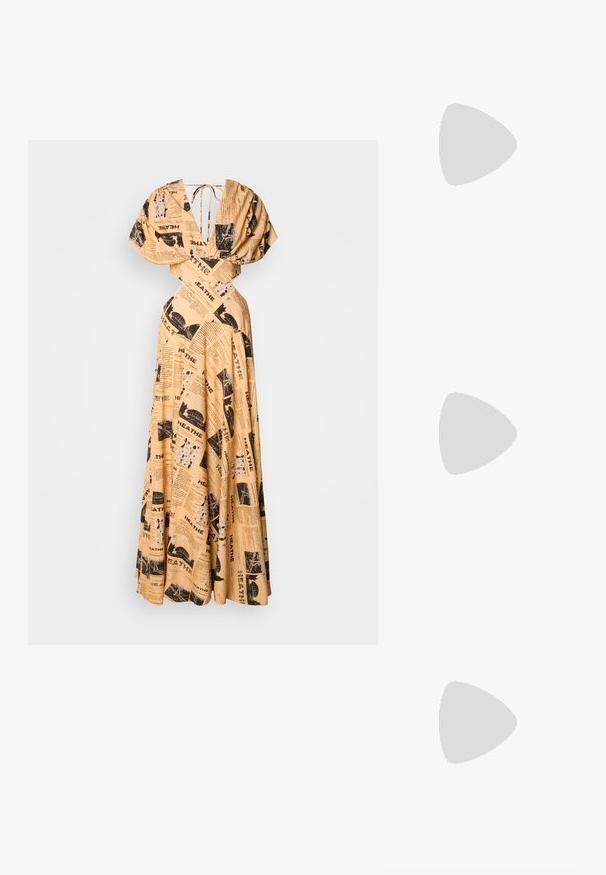 Dolga, bež obleka z natisom časopisov v črni barvi. Ima globok V-izrez, napihnjene rokave in zavezan hrbtni del. Tokajoča krila z globokimi naborki.; Črne natikače s trakovi in kvadratnim prstom ter nizkim blokastim peto. Imajo več tankih trakov in nastavljiv trak okoli gležnja. Narejene so iz gladkega usnja.; Bela sintetična torbica v obliki trikotnika, z ravnim sprednjim poklopcem in detajlom mašne, nastavljivim trakom, gladko teksturo in minimalističnim dizajnom.; Zlati prstan s organskim, zvitim dizajnom, gladko površino in taperiranimi konci, ki ustvarja modernega, skulpturalnega videza.