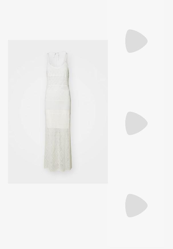 Robe longue blanche avec une silhouette ajustée, présentant un motif en maille texturée, des bretelles larges et un décolleté arrondi. Détail de lien au dos.; Talons hauts en cuir noir avec un bout pointu, dotés d'un talon fin et d'un accent en ton or sur la lanière réglable. Texture lisse.; Sac à main en cuir noir avec un design structuré, featuring une forme cropped, une poignée supérieure et des accents en matériel doré. Bandoulière réglable incluse.; Boucles d'oreilles en argent avec un design lisse et courbé. Présentent une finition métallique brillante et une fermeture à clou. Pas de motifs ou d'accents visibles.