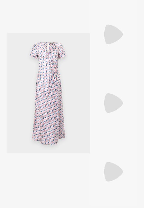 Floral maxi-jurk met korte mouwen, met een roze, blauwe en witte print, een aansluitende taille en een rimpelaccent aan de voorkant.; Witte leren sneakers, laag model, met een gladde textuur, ronde neus, vetersluiting aan de voorkant en een klein geborduurd logo aan de zijkant.; Zwarte leren halfronde tas met een gouden hardware accent, voorzien van een ritssluiting. Draagt crossbody over een grijze trui.; Gouden knoopstuds met een gedraaide design. Elke oorring heeft een ronde transparante achterkant voor een veilige draagervaring.