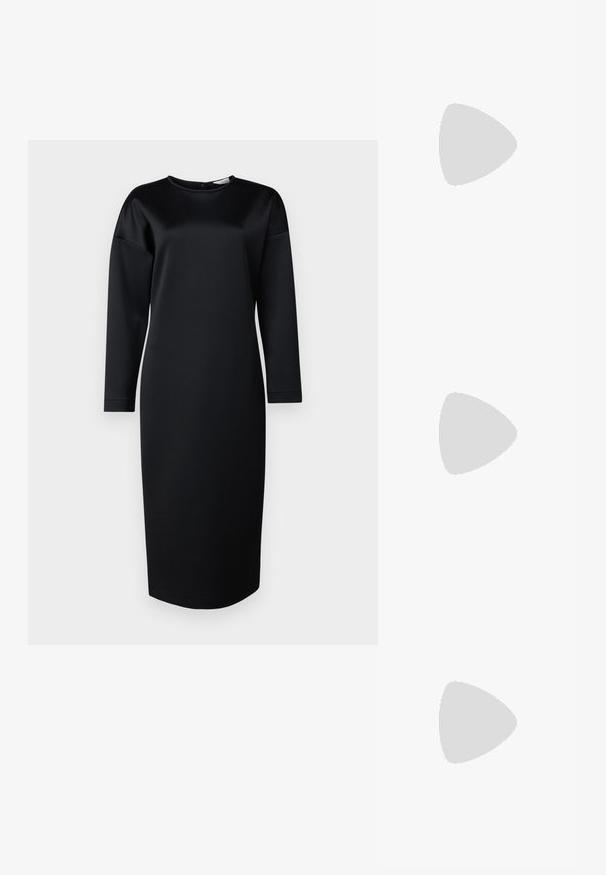 Čierne dlhé rukávy šaty z hladkej textílie, s okrúhlym výstrihom a rovnou siluetou, bez viditeľných vzorov alebo akcentov.; Čierne kožené slingback topánky s špicatou špičkou, ozdobnými popruhmi s kovovými očkami a nízkym blokovým podpätkom. Textúrovaný povrch.; Čierna kožená kabelka s textúrovaným povrchom, obdĺžnikového tvaru, nastaviteľným popruhom a kovovým logom na prednej strane.; Dvoje náušníc v tvare krídel, vyrobené zo strieborného kovu s čírymi, okrúhlo brúsenými kryštálmi a zlatými kovovými akcentmi v vrstvenom dizajne.