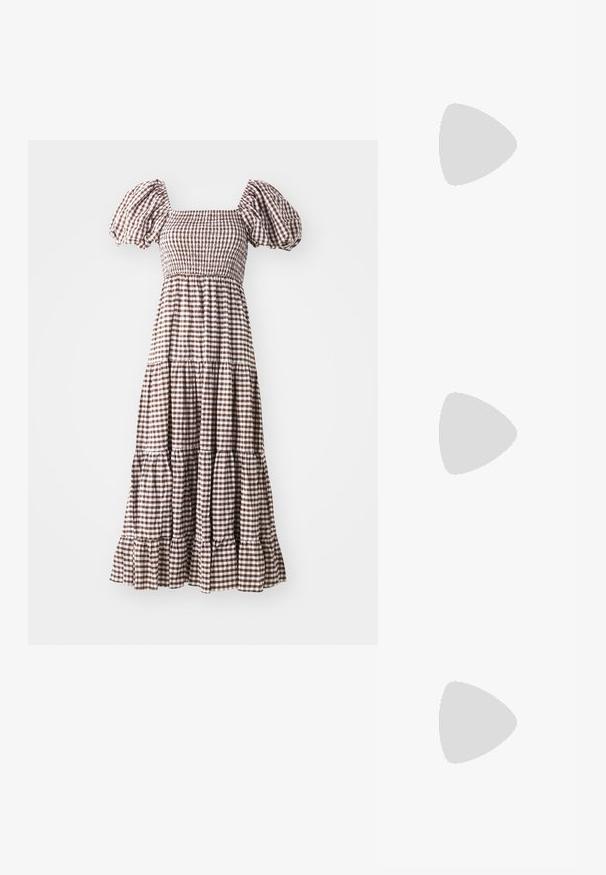 Robe en vichy marron et blanc avec des manches bouffantes, un décolleté carré, un corsage smocké et une jupe à volants en plusieurs niveaux.; Chaussure slingback en cuir verni noir avec un embout pointu, des brides de cheville avec des boucles en argent et des éléments en métal, et un talon fin.; Sac à main en métal doré avec un design structuré, texture lisse et bandoulière ajustable. Présente une forme triangulaire unique et des coutures minimalistes.; Boucles d'oreilles dorées présentant des formes texturées et ondulées. Comprend des clips sculpturaux et un design de créoles ouvertes avec une finition martelée.