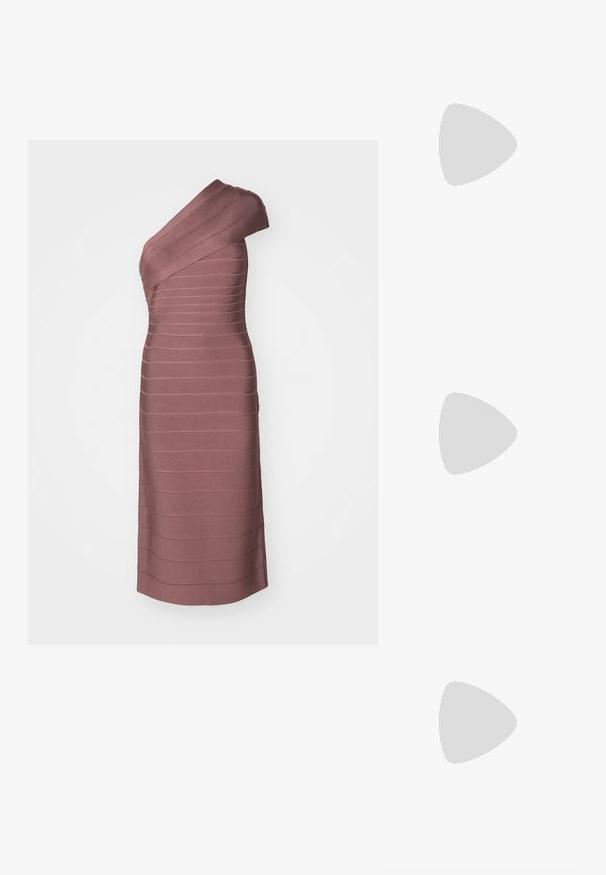 Ein schulterfreies Kleid aus strukturiertem mauvefarbigen Stoff mit horizontalem Streifenmuster. Knielang und mit taillierter Silhouette.; Schwarze Lack-Slingback-Pumps mit spitzem Zehenbereich, versehen mit strukturiertem Schlangenprint, verstellbarem Riemen und einem kurzen, strukturierten Blockabsatz.; Schwarze Leder-Umhängetasche mit zwei vorderen Taschen, goldenen Schnallen, Reißverschluss und einem schmalen Tragegurt. Texturierte Oberfläche und kompakte rechteckige Form.; Goldfarbene Metall-Hoops mit einer geschwungenen, länglichen Form. Sie verfügen über eine glatte, glänzende Oberfläche und eine abgerundete Spitze für zusätzliche Details.
