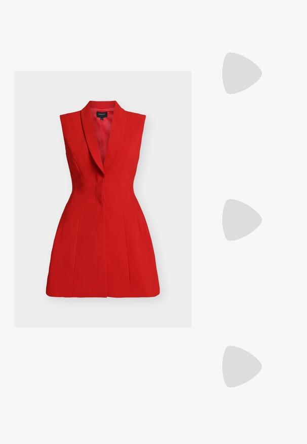 Rotes ärmelloses Kleid mit Reverskragen, strukturiertem Design, maßgeschneiderter Passform und betonter Taille. Hergestellt aus glattem Stoff mit Seitennähten.; Schwarze Lack-Slingback-Pumps mit spitzem Zehenbereich, versehen mit strukturiertem Schlangenprint, verstellbarem Riemen und einem kurzen, strukturierten Blockabsatz.; Schwarze Leder-Umhängetasche mit zwei vorderen Taschen, goldenen Schnallen, Reißverschluss und einem schmalen Tragegurt. Texturierte Oberfläche und kompakte rechteckige Form.; Ohrringe in Goldfarbe mit einem rechteckigen, durchsichtigen Kristall, der unter einer Reihe kleiner, runder klarer Akzente hängt. Elegantes, modernes Design.