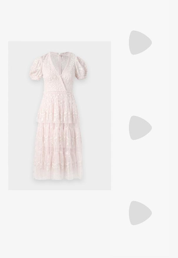 Roze, gelaagde jurk met puffmouwen, V-hals en complexe bloemenborduursels. Gemaakt van een textuurrijke, lichte stof. Ritssluiting aan de achterkant.; Witte leren sneakers, laag model, met een gladde textuur, ronde neus, vetersluiting aan de voorkant en een klein geborduurd logo aan de zijkant.; Zwarte leren halfronde tas met een gouden hardware accent, voorzien van een ritssluiting. Draagt crossbody over een grijze trui.; Gouden knoopstuds met een gedraaide design. Elke oorring heeft een ronde transparante achterkant voor een veilige draagervaring.