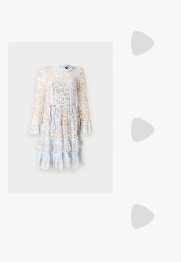 Blå tylklänning med lång ärm, volangärmar, blommönster i guld, lager på lager och ett knytband i midjan för justering.; Brun läder slingback-pump med spetsig tå och tunn klack. Har en liten accentspänne på remmen och en glänsande yta.; Sköldpaddsmönstrade solglasögon med en rund, kraftig ram och bruna linser. Har subtila mönster och raka, avsmalnande skalmar.; Vit, strukturerad clutch-väska med ett samlat mönster, prydd med ett guldkedjesnor. Slät yta med subtila vågor och rundade kanter.; Guldring med en krondesign inuti en hästsko, dekorerad med små klara ädelstenar, på en vit bakgrund.