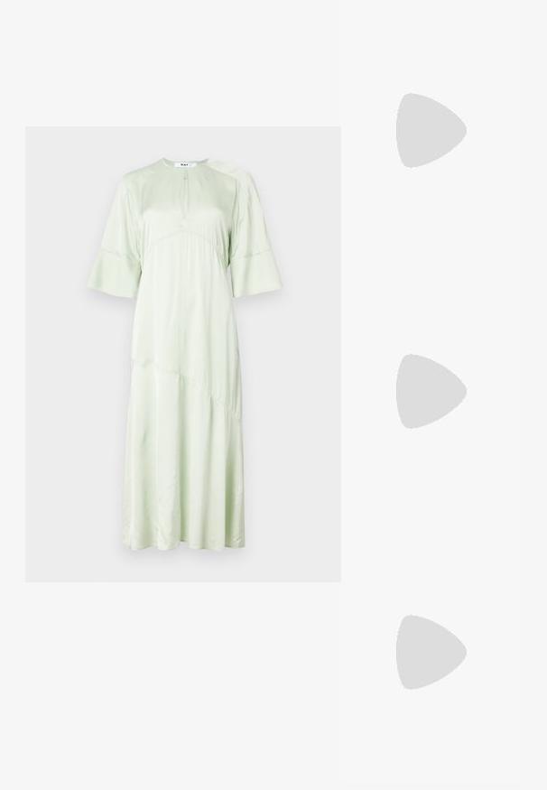 DAY Birger et Mikkelsen CAMILLA  - Koktel haljina / svečana haljina - green; Crne sandale na visokoj potpetici imaju tanke trake s čvorastim dizajnom, glatki kvadratni vrh i elegantnu stiletto petu.; Svijetlosivi metalik ruksač s lancem, ukrašen malim okruglim metalnim zakovicama i trokutastim logotipom marke.; Srebro naušnice u obliku prstena s glatkom, sjajnom završnom obradom. Zaobljenog oblika, laganog dizajna, s kopčom na poleđini.