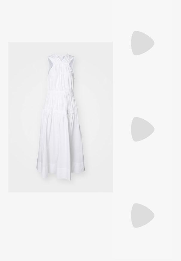 Proenza Schouler White Label LIBBY DRESS - Nappali ruha - off white; Elleme ASYMMETRIC STRAP - Magas sarkú papucsszandálok - white; Tortakártyás napszemüveg vastag, téglalap alakú kerettel. Sötét lencsék és arany színű díszítések a szárakon. Simító, fényes felület.; Aranyszínű dupla gyűrű sima, lekerekített formával. Tükörfényes felület, polírozott kivitel. A belső átmérő látható, kiemelve a formát és a textúrát.