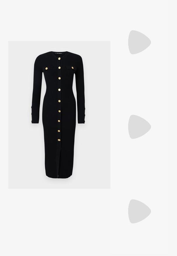 Langermet ribbestrikket kjole i svart med gildet knappelukking, to brystlommer og en frontspalter. Myk tekstur, tettsittende fasong.; Sorte patentlær slingback-sko med spiss tå, ankelremmer med sølvspenner og detaljer, og en slank hæl.; Gullfarget metallisk håndveske med en strukturert design, glatt tekstur og justerbar stropp. Har en unik trekantet form og minimalistisk søm.; Gullfargede øredobber med teksturerte, bølgete former. Inkluderer skulpturelle klipsstuds og åpen hoop-design med en hamret finish.