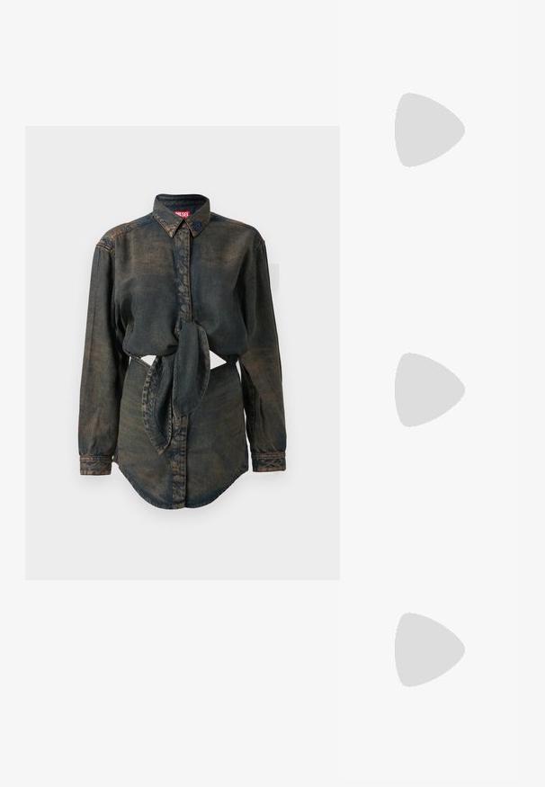 Cămașă din denim cu spălare închisă, cu nasturi în față, mâneci lungi și detaliu de nod legat la talie. Are un guler ascuțit și un tiv curbat.; Sandale negre cu toc înalt au curele subțiri cu un design legat, un vârf pătrat neted și un toc stiletto elegant.; Geantă metalică gri deschis, cu un strap din lanț, decorată cu mici ținte circulare metalice și un logo de marcă triangular.; Cercei rotunzi din argint cu un finisaj neted și strălucitor. Design ușor, având o formă rotundă și închidere cu tijă.