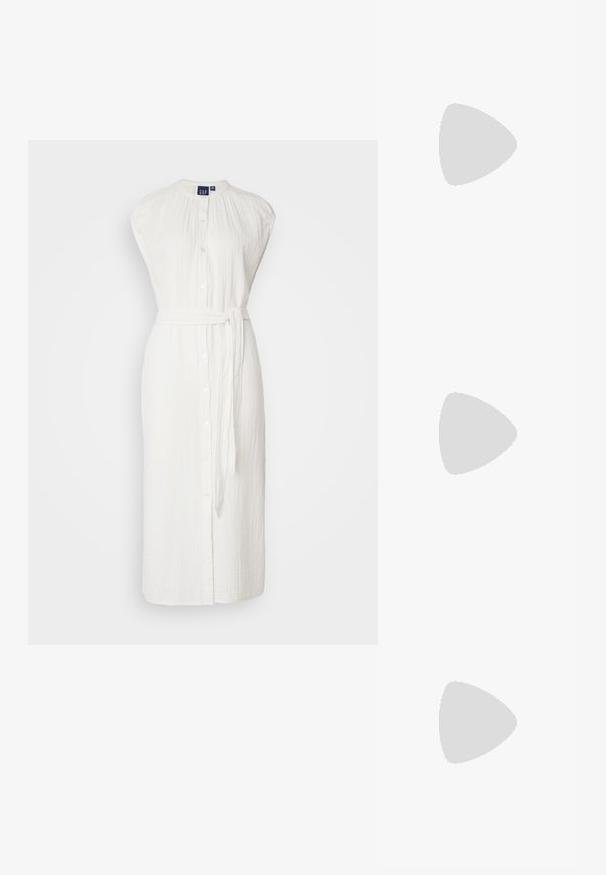 Rochie albă, cu guler mandarin, curea ajustabilă la talie și textură cu pliseuri verticale. Design de lungime medie, din material ușor.; Pantofii plata din piele patentată neagră, cu vârf ascuțit, curea la gleznă cu cataramă și o textură netedă, strălucitoare. Toc jos pentru confort.; Ochelari de soare negri, forma cat-eye, cu un finisaj mat, având lentile gri și unghiuri ascuțite, precum și brațe laterale elegante. Numele brandului este vizibil pe brațul interior.; Cercei rotunzi din argint cu un finisaj neted și strălucitor. Design ușor, având o formă rotundă și închidere cu tijă.